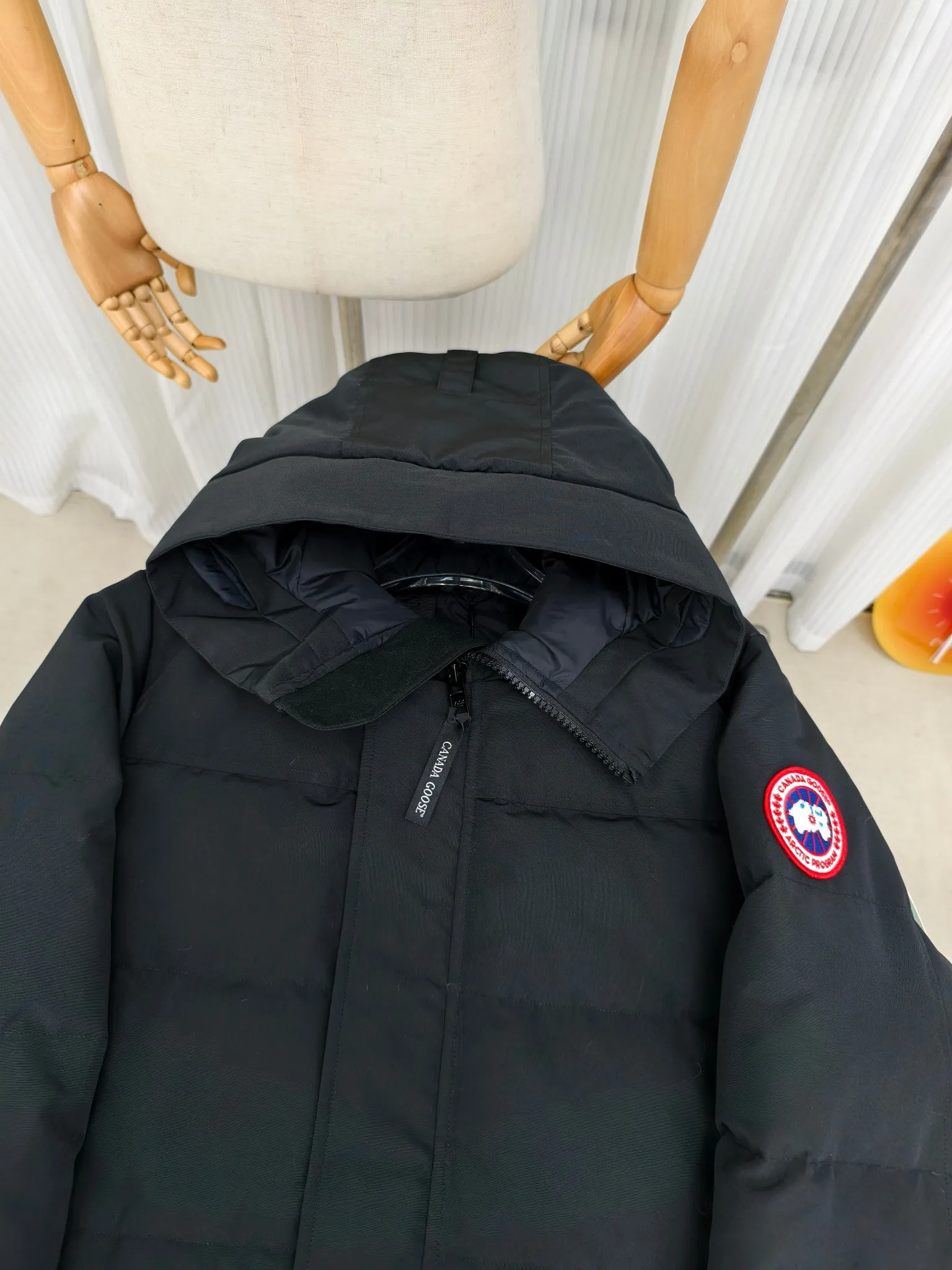 P700————2080M/New 17 models (higher version) Canada goose MacMillan parka. The MacMillan Parka features an innovative design with a streamlined hood detail, added shoulder straps and two additional interior pockets. This hip-length parka offers warmth and style with its quilted design and curved hem. Filled with extremely fluffy white duck down. The MacMillan Parka provides essential protection in all weathers. The adjustable down-connected hood improves warmth and protects against harsh weather. Rib knit cuffs tucked into the interior. The hood is equipped with a detachable zipper guard, and the hood trim can be replaced to create a personalized style and provide more protection (this jacket can be matched with wolf fur collar accessories, choose by yourself) ❤️The only version in the market Color: black red label black black label gray red label gray black label off-white red label navy red label Size: XS-2XL